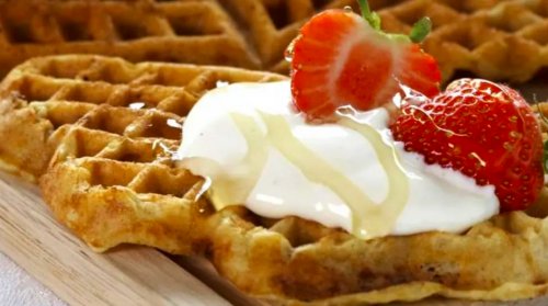 Vaffel med hjemmelaget is og krem